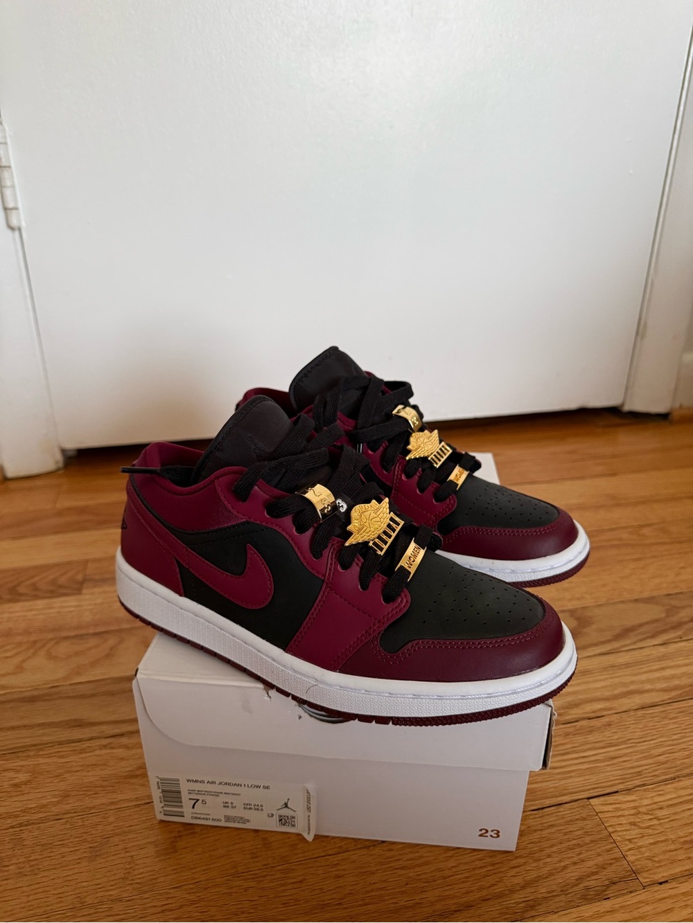 Jordan 1 Low SE Dark Beetroot (Women’s) size 7.5